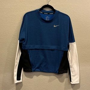 Nike. M. Like new. Zipper pockets.